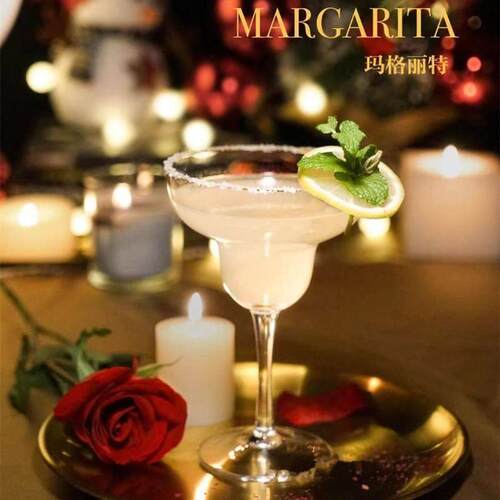 Lead-free crystal margarita glass martini glasses of red