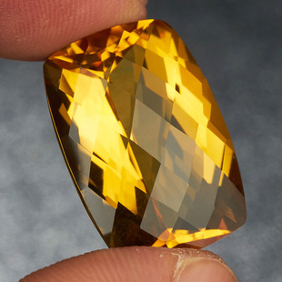 源头直供捡漏价 15.75克拉黄晶裸石戒面切工好 支持私人订制