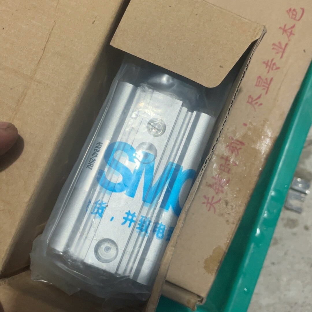 全新SMC旋转下压气缸，型号MKB40-20RZ，如图实物所