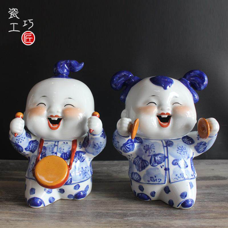 陶瓷青花瓷器娃娃家居客厅摆设中式摆件工艺品敲锣打鼓
