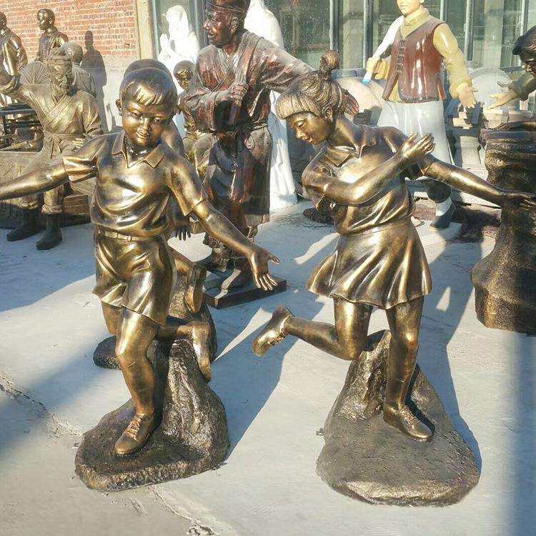 玻璃钢仿铜童趣雕塑广场步行街小品踢毽子户外美陈景观雕塑摆件