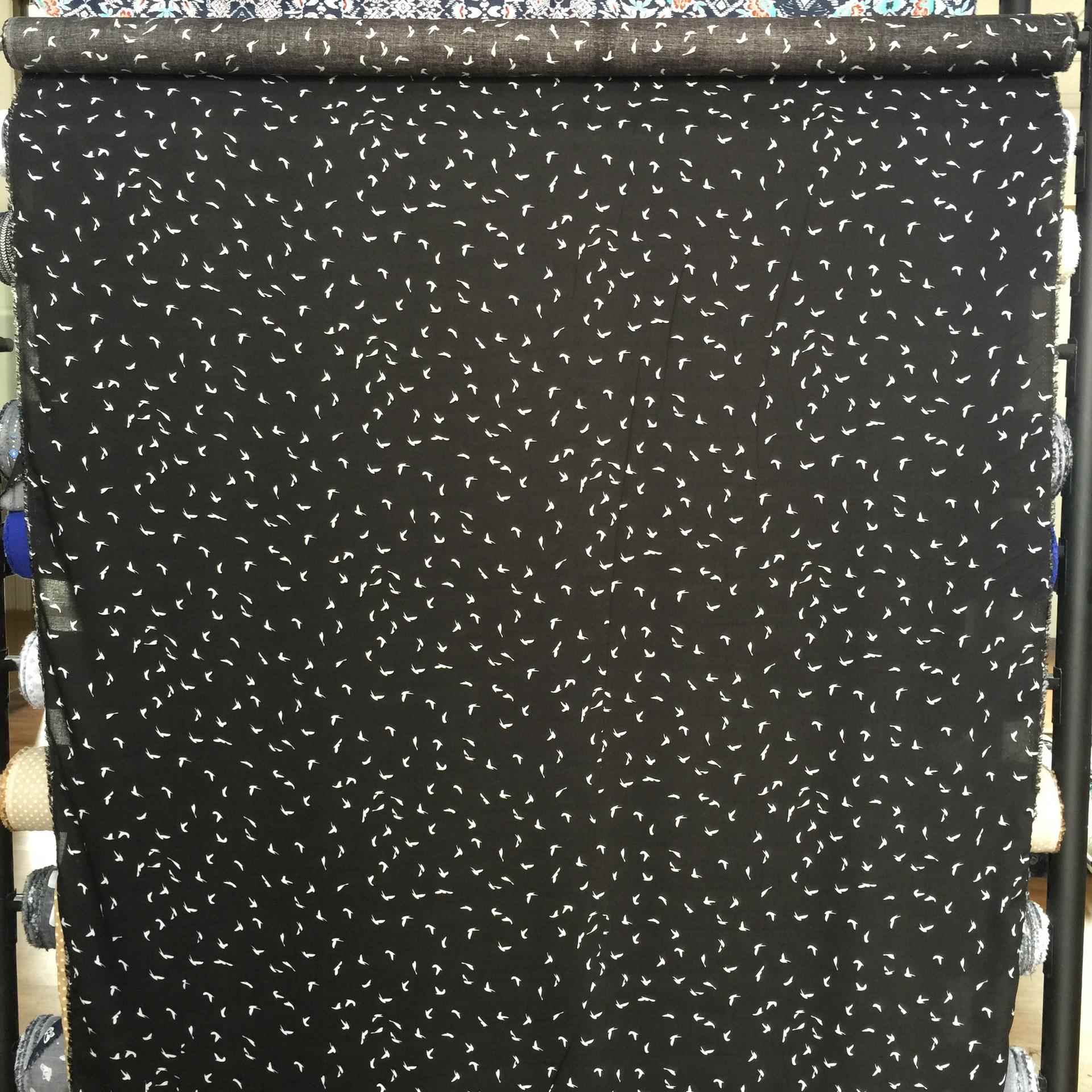 新款直销棉绸布料 黑底小鸟小燕子活性印染雕印动物印花 裙子面料