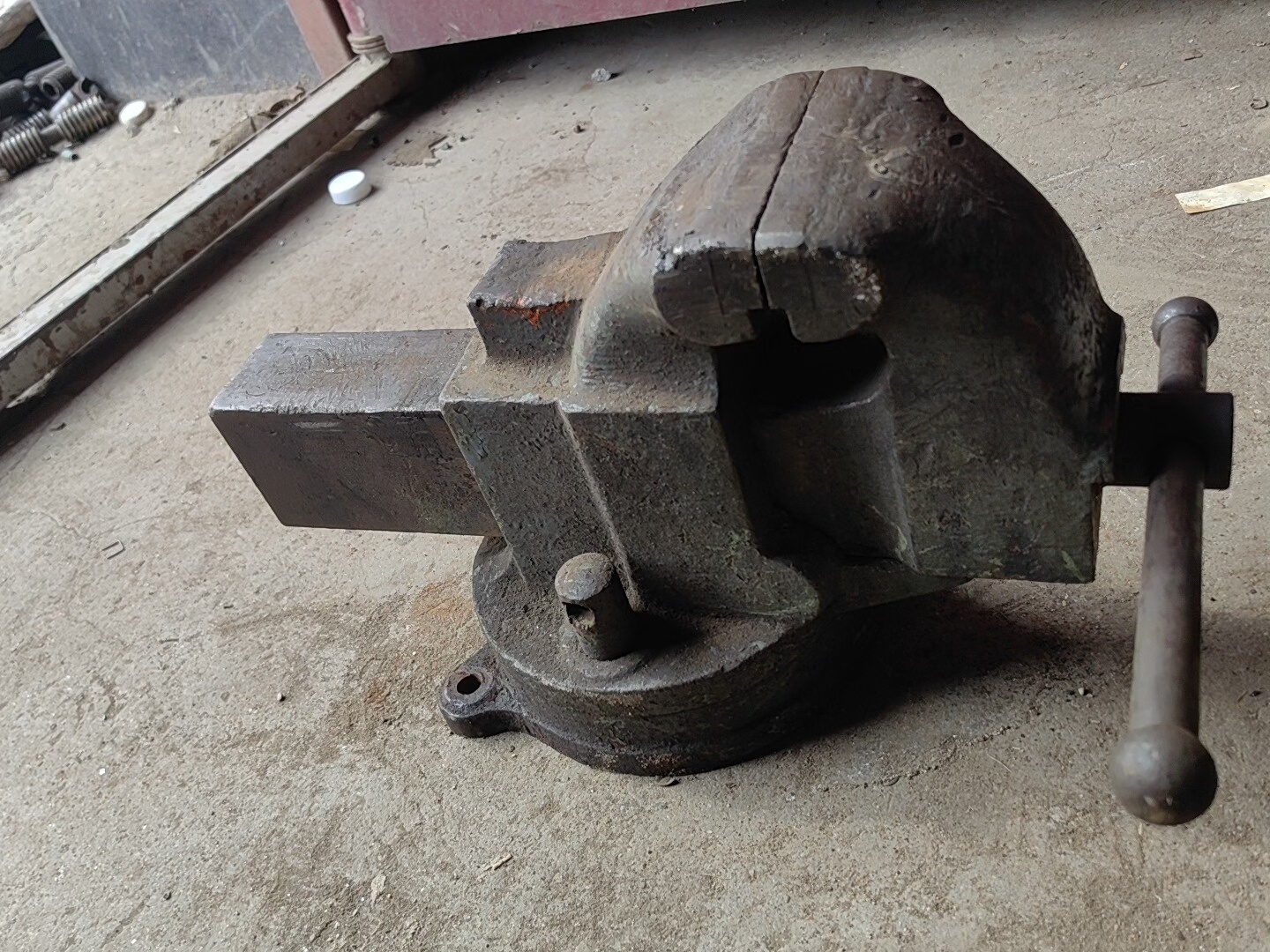 4寸大象台虎钳，钳口镶钳，钳口100，能正常用，缺保养，无焊