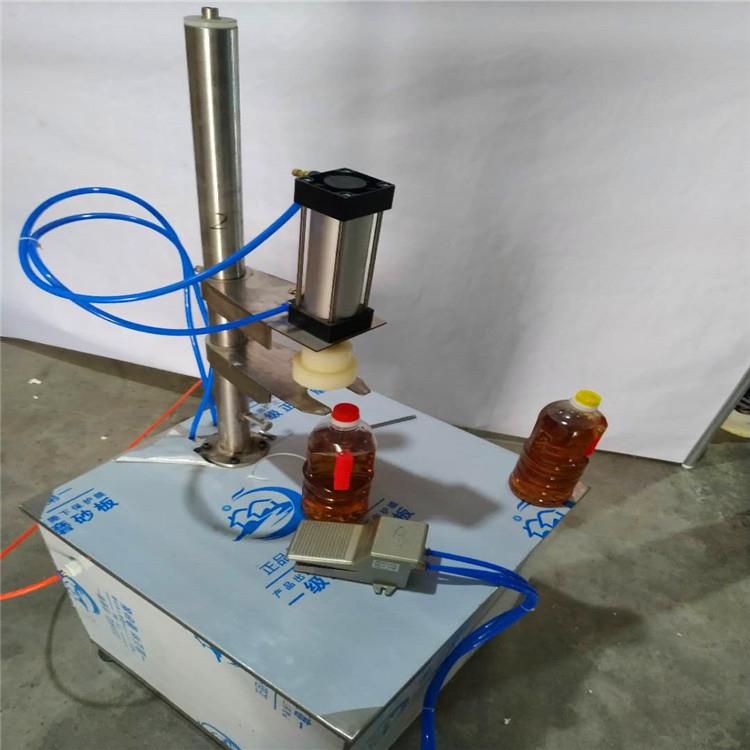 菏泽油壶纯气动打盖机沃发牌调味品压盖机香油色拉油桶封口机