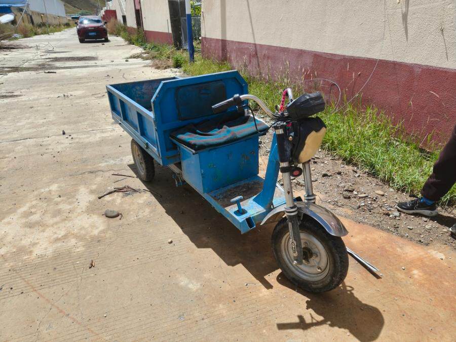 3月15日日喀则拖拉机三台、除草机三台、货车四辆、作业车一辆、电动三轮车二十一辆网络拍卖公告