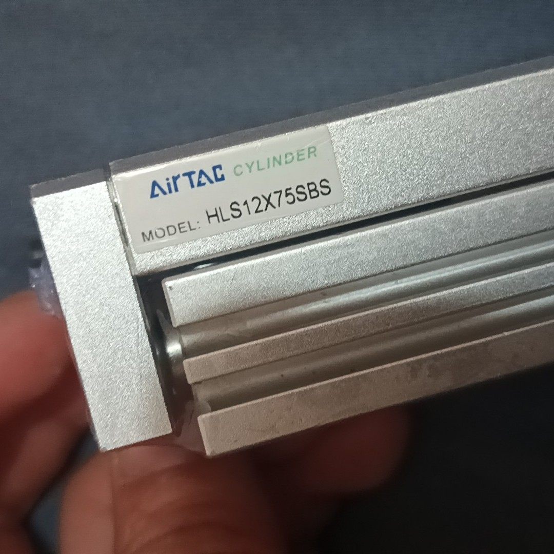 亚德客全新气缸HLS12X75SBS，全新带内包装，如下图实