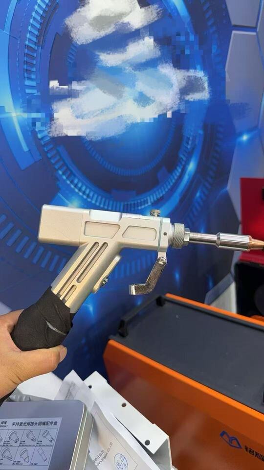 11月19日洛阳全新1500瓦四合一手持激光焊机带质保详情见公告网络拍卖公告