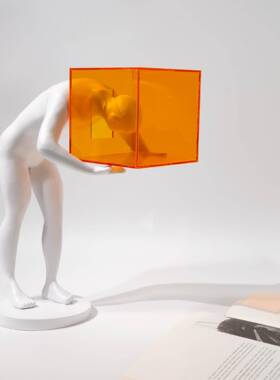 现代简约亚克力橙色囚笼人物雕塑树脂摆件客厅玄关酒店家居装饰品