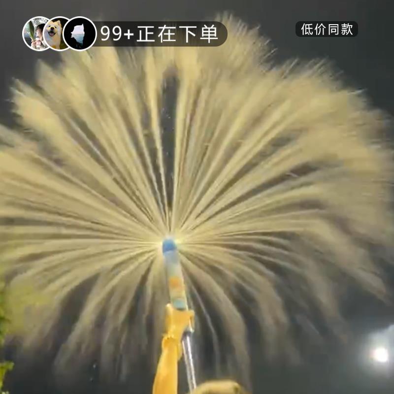 抖音同款一瓶矿泉水的快乐烟花水枪情侣路灯下拍照浪漫氛围感道具