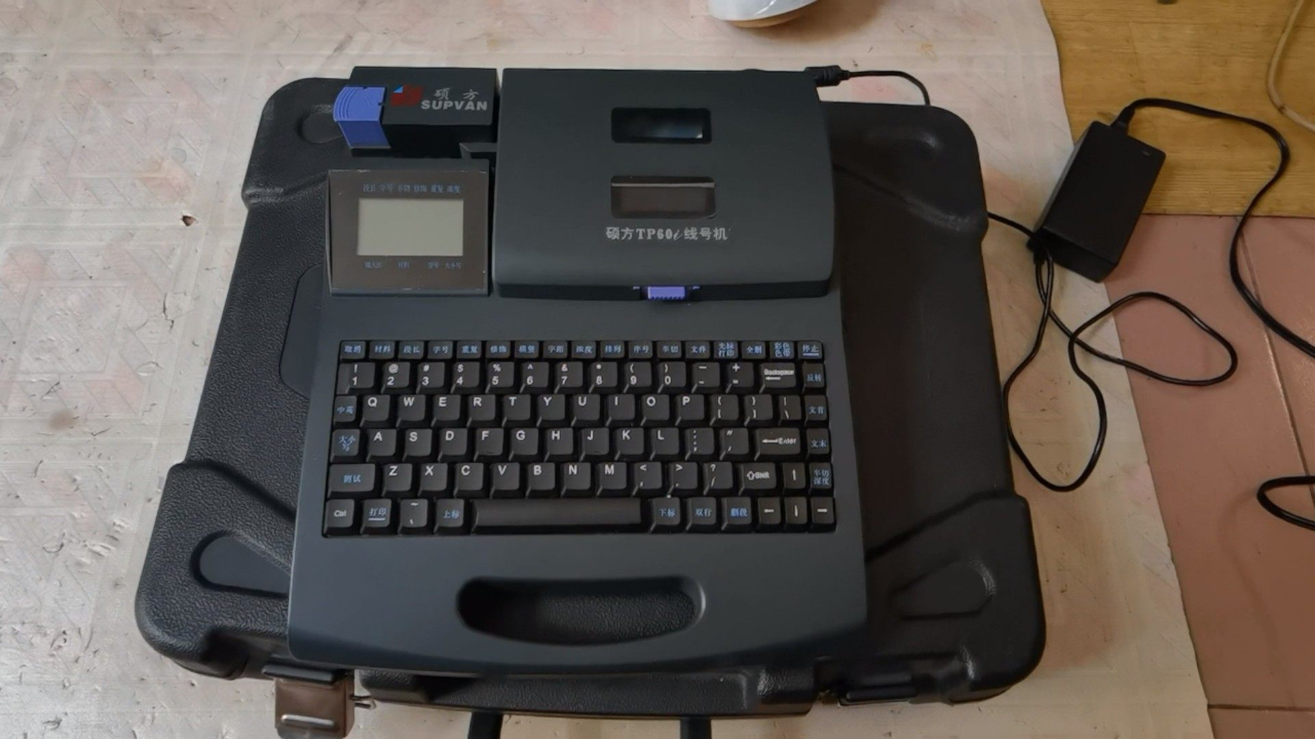 硕方线号机型号：TP60i图片和视频都是实物拍摄的，图片里面