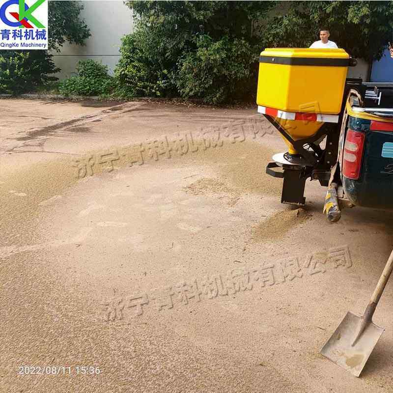 融高速公路雪剂撒布布车载机105式小型洒机冰雪路面防滑撒盐机