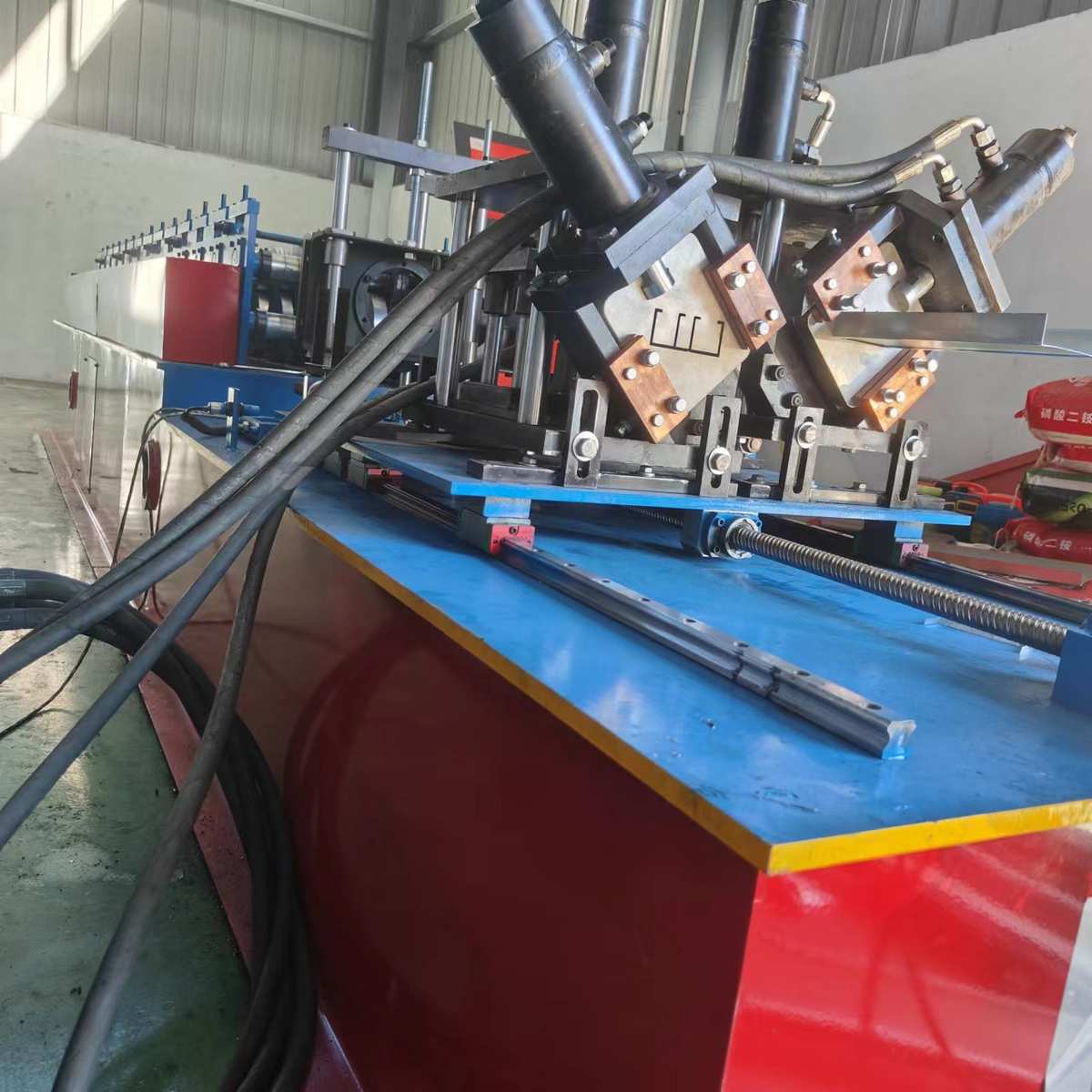 多规格一体龙骨机器C/U装修龙骨设备不停机切断龙骨压瓦机