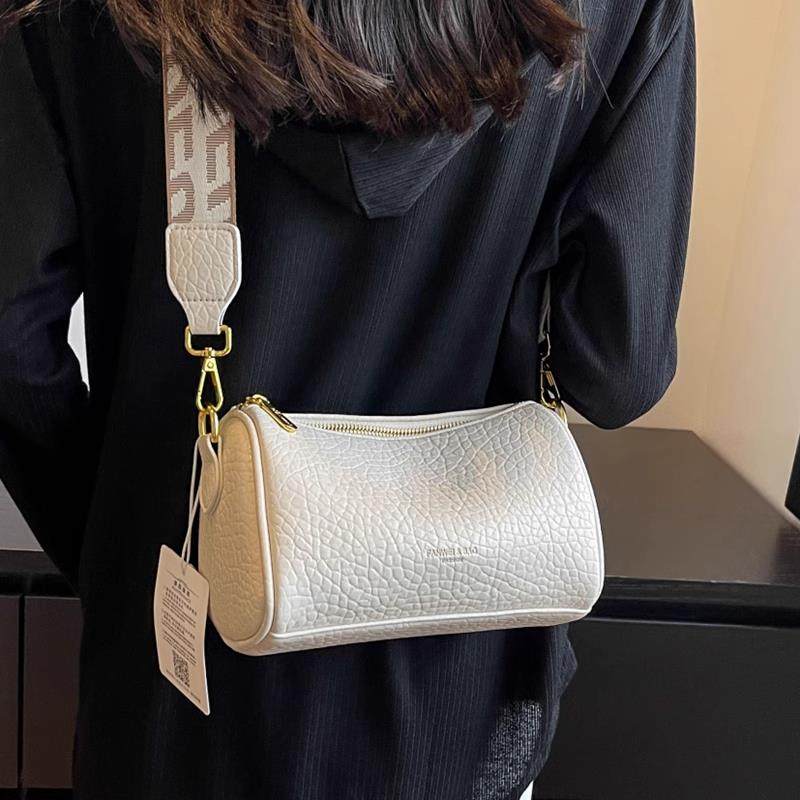 夏天饺子包2025高级感小包包轻奢小众高级感白色枕头包通勤包女包