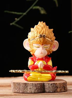 新款精品齐天大孙悟空摆件瓷鱼缸造小猴景子可养茶宠陶平圣安车载