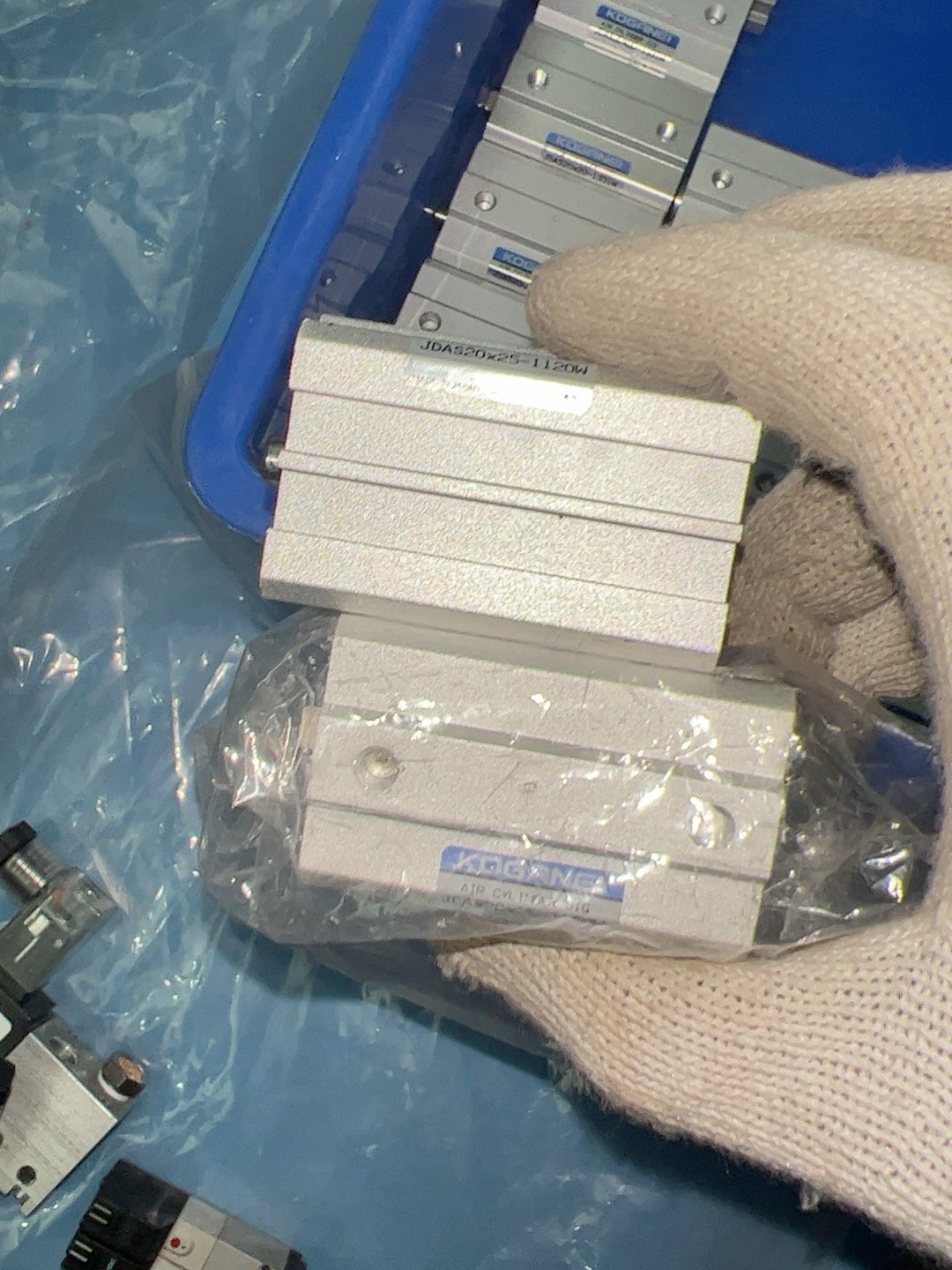 KOGANEI气缸JDAS20x20-1120W数量3个，议