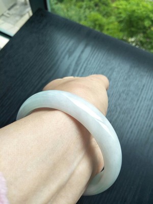 目前看来求鉴定豪8印象S16翡翠手镯怎么样，纯正度如何？