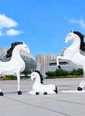 新年生肖红色骏马雕塑摆件户外广场装饰品玻璃钢材质现代简约风格