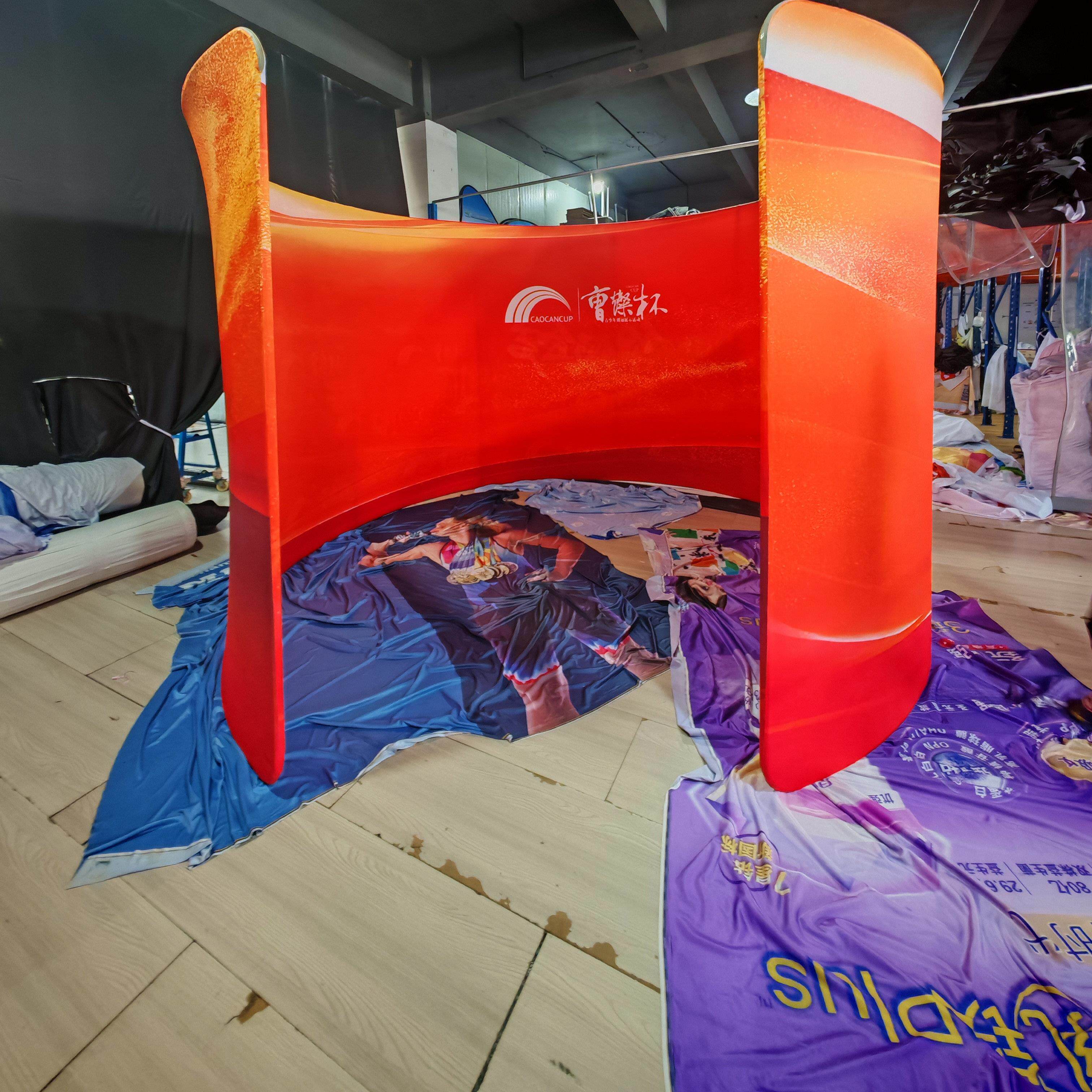 弧形快幕秀拉网展架定制铝合金展示架可携式折叠海报架签到背景墙