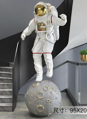 新款空人客厅大型落地摆家居装饰品太人雕塑商场办公太室开 业礼