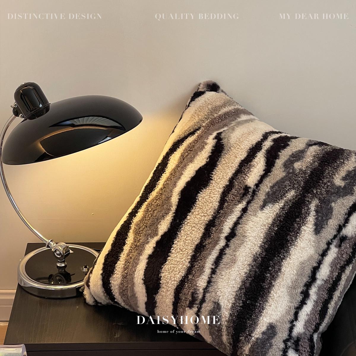 DAISYHOME黑白酷感时尚轻奢兔毛羊卷毛客厅沙发卧室简约抱枕靠枕