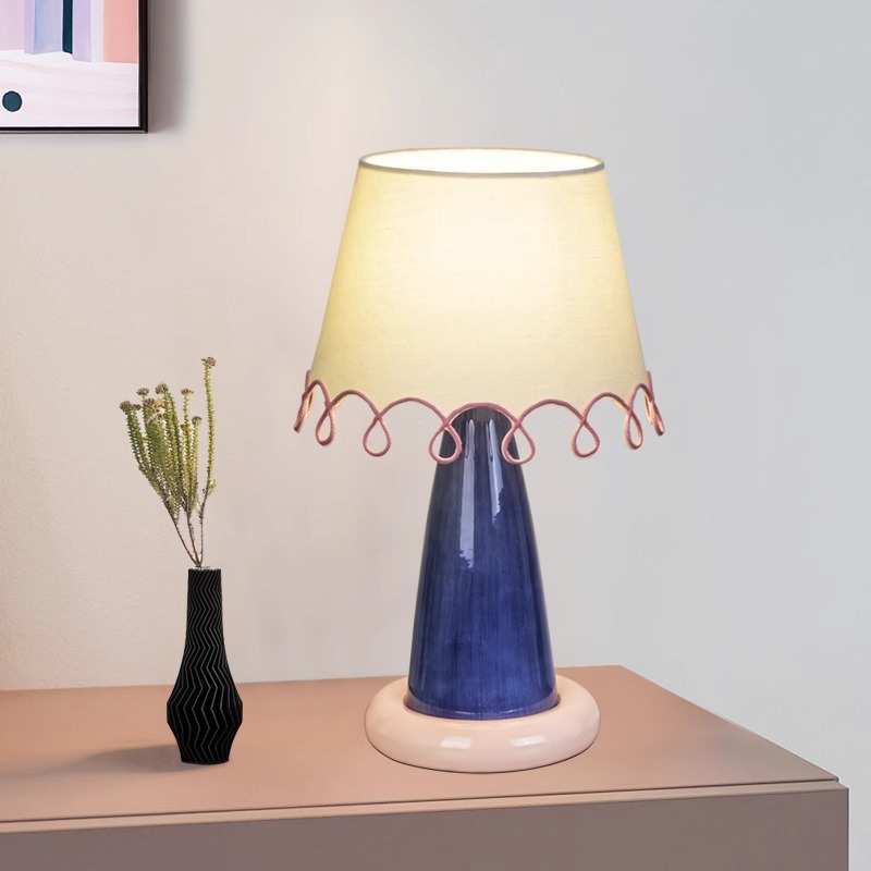 粉色陶瓷孟菲斯台灯撞色少女卧室书房床头灯复古LED护眼氛围灯具