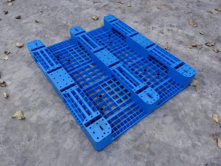 12月21日临沂现货一批1300*1100川字网格塑料托盘全新料低价出售网络拍卖公告