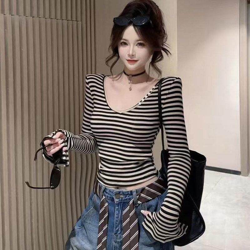 SPYB辣妹风条纹长袖T恤女2026新款V领修身显瘦打底衫钮扣短款上衣