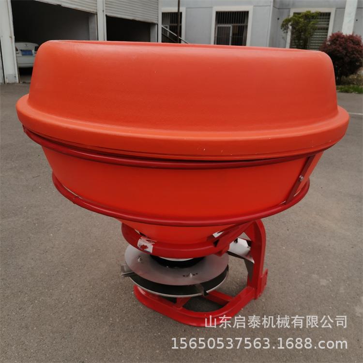供应颗粒化肥抛洒机 四轮后悬挂撒肥机 后输出轴带种肥撒播机启泰
