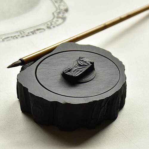 多功能精巧砚台——树桩砚台，可作笔用。砚台采用天然原石制成，