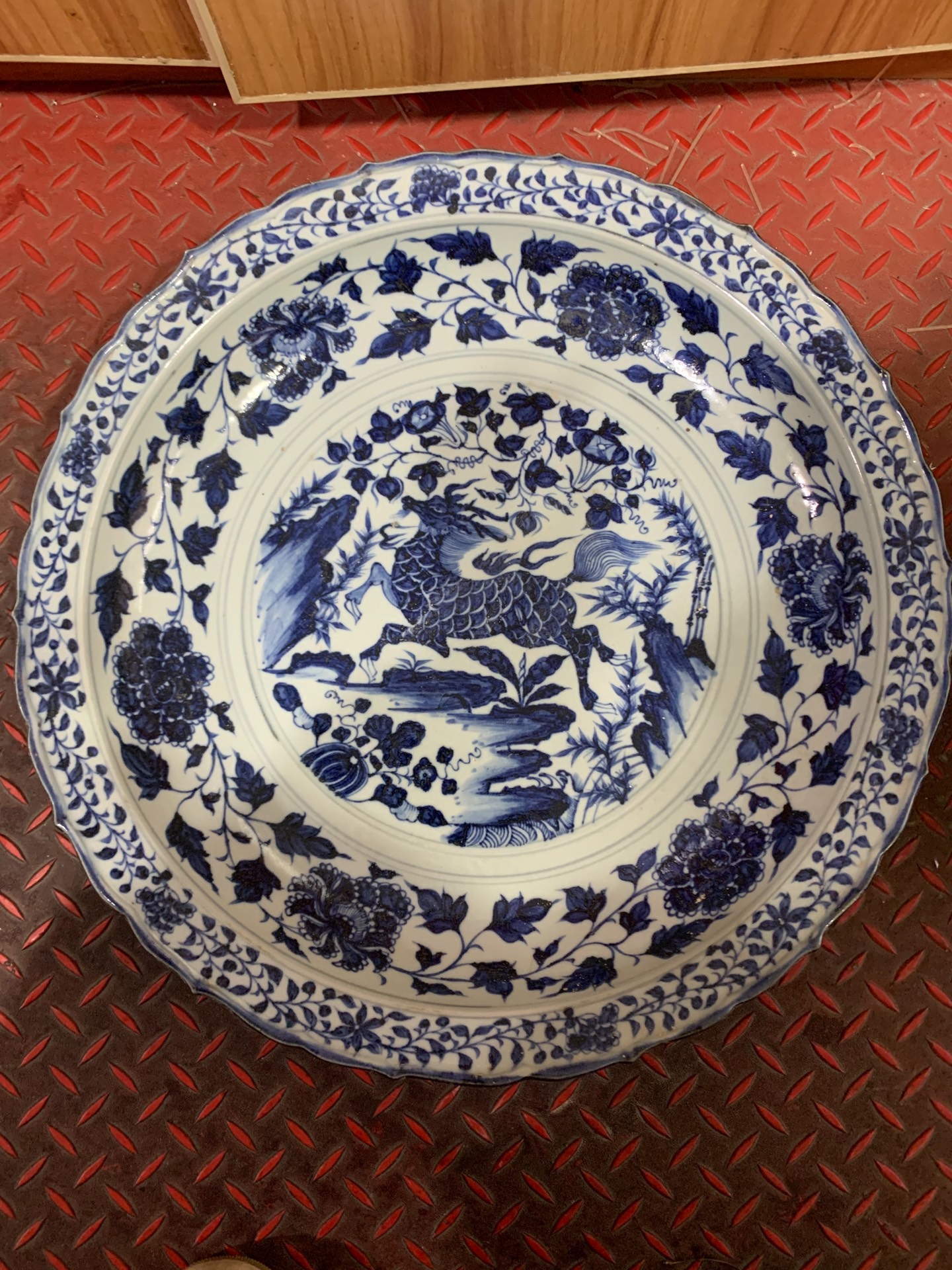 青花大赏盘，画工精美，青花为进口苏料，层次感极强，釉水程猪油