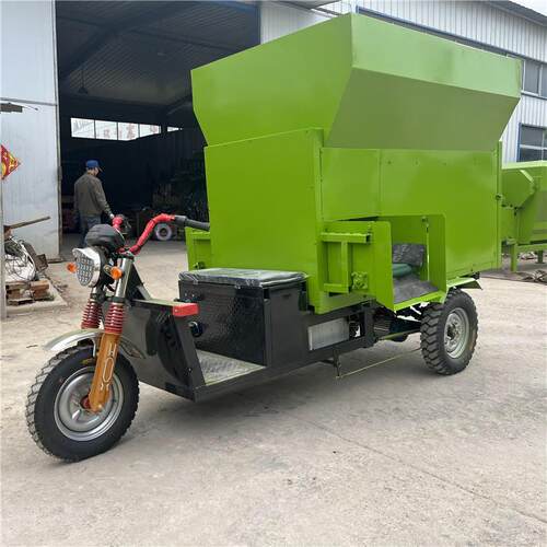 电动撒料车厂家容量3方的饲料撒料车双边出料饲料撒料车
