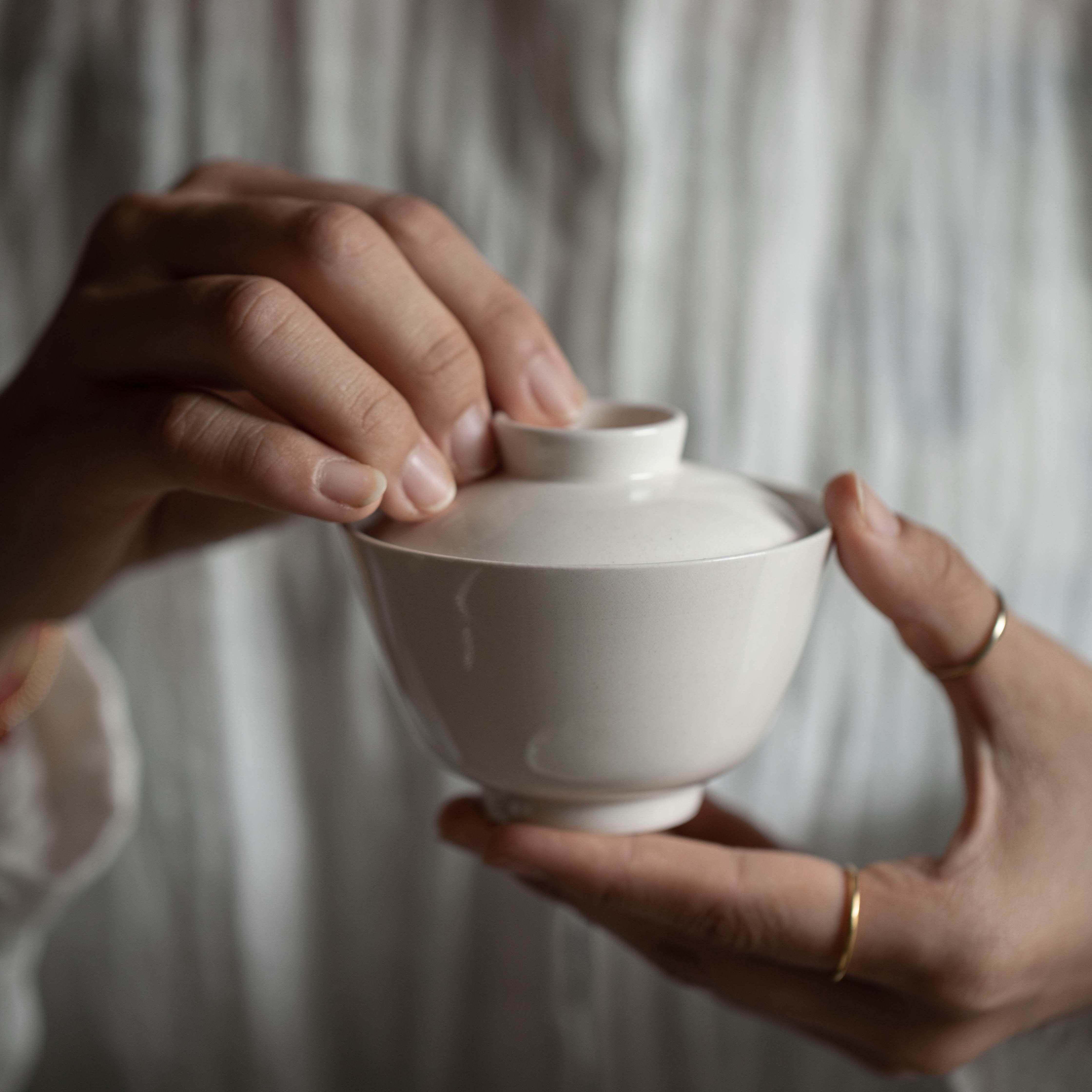 元无景德镇陶瓷盖碗轻奢高端对白手工盖碗茶杯草木灰茶具茶碗带盖