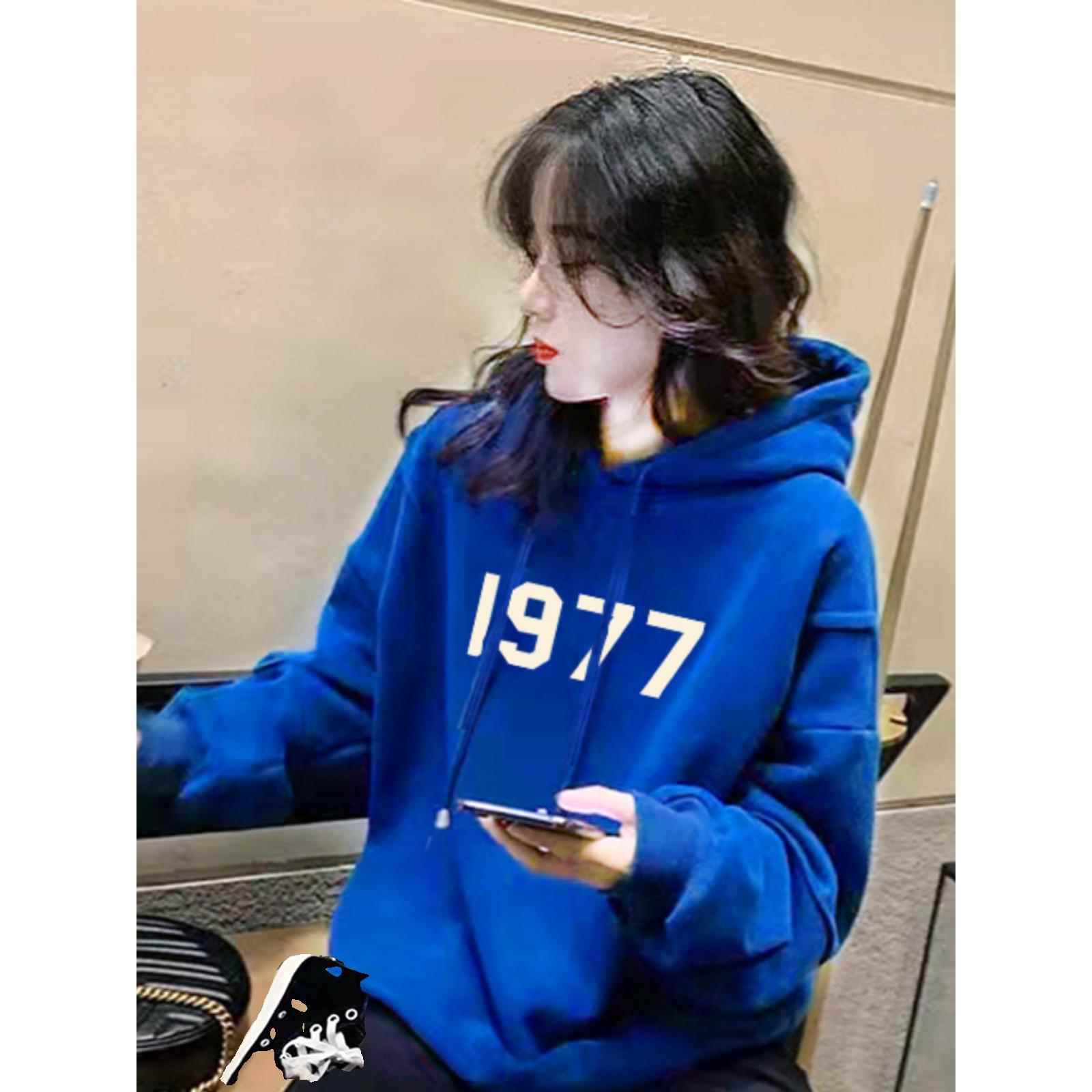 韩国2025新款连帽加绒卫衣女秋冬正肩时尚洋气克莱因蓝色纯棉上衣