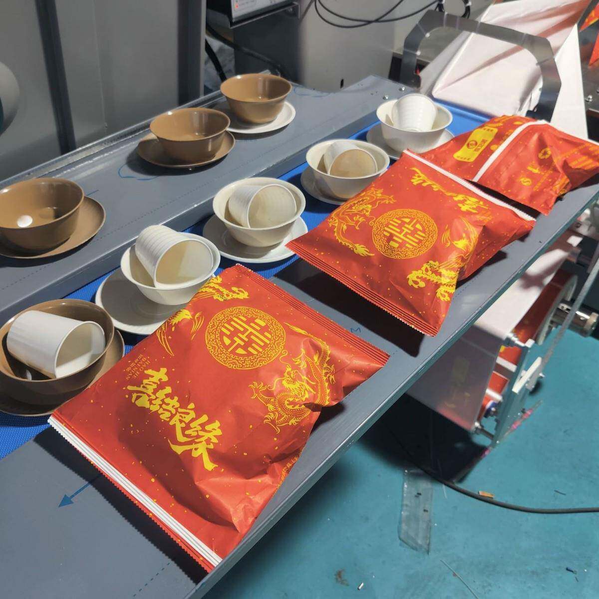 一次性稻壳餐具枕式包装机碗盘子杯子纸膜套袋打包酒席餐具包装机