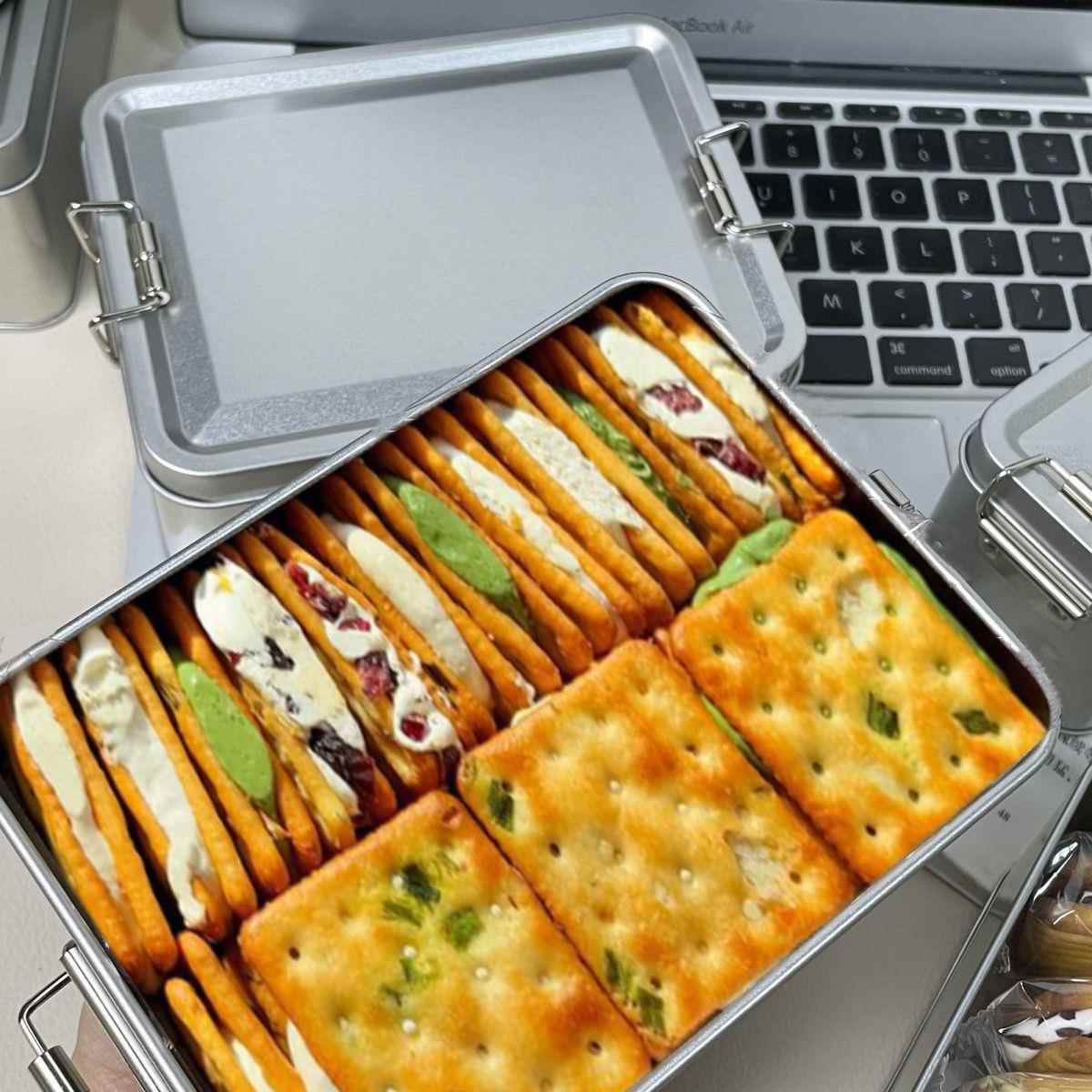 新货台湾风味香葱牛轧夹心饼干牛轧饼干网红休闲解馋小吃搭扣铁盒