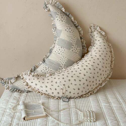 弯月抱枕饱满羽绒棉护颈护腰靠垫 月亮形居家沙发卧室云朵感靠枕