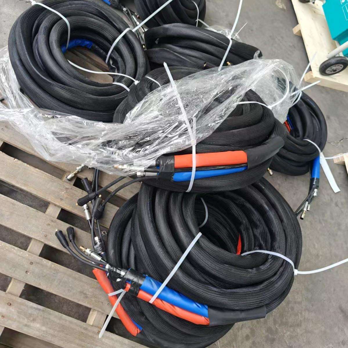 厂家现货聚氨酯喷涂管道 AB料发泡加热管道 防水聚脲喷涂机配件