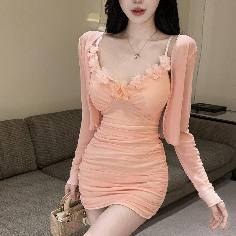 粉色花朵连衣裙女秋季纯欲性感包臀裙披肩开衫抹胸套装裙子两件套