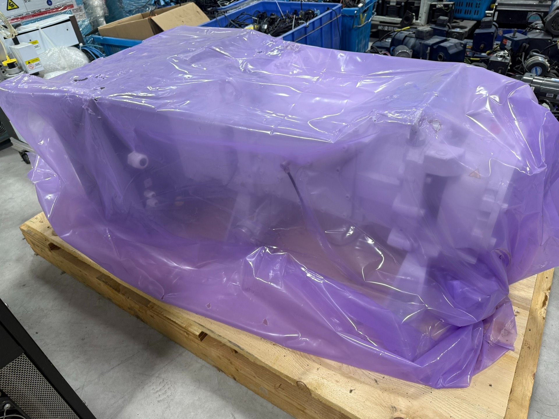 全新莱宝干式真空泵DV 200，2021年出厂，如图所示，需