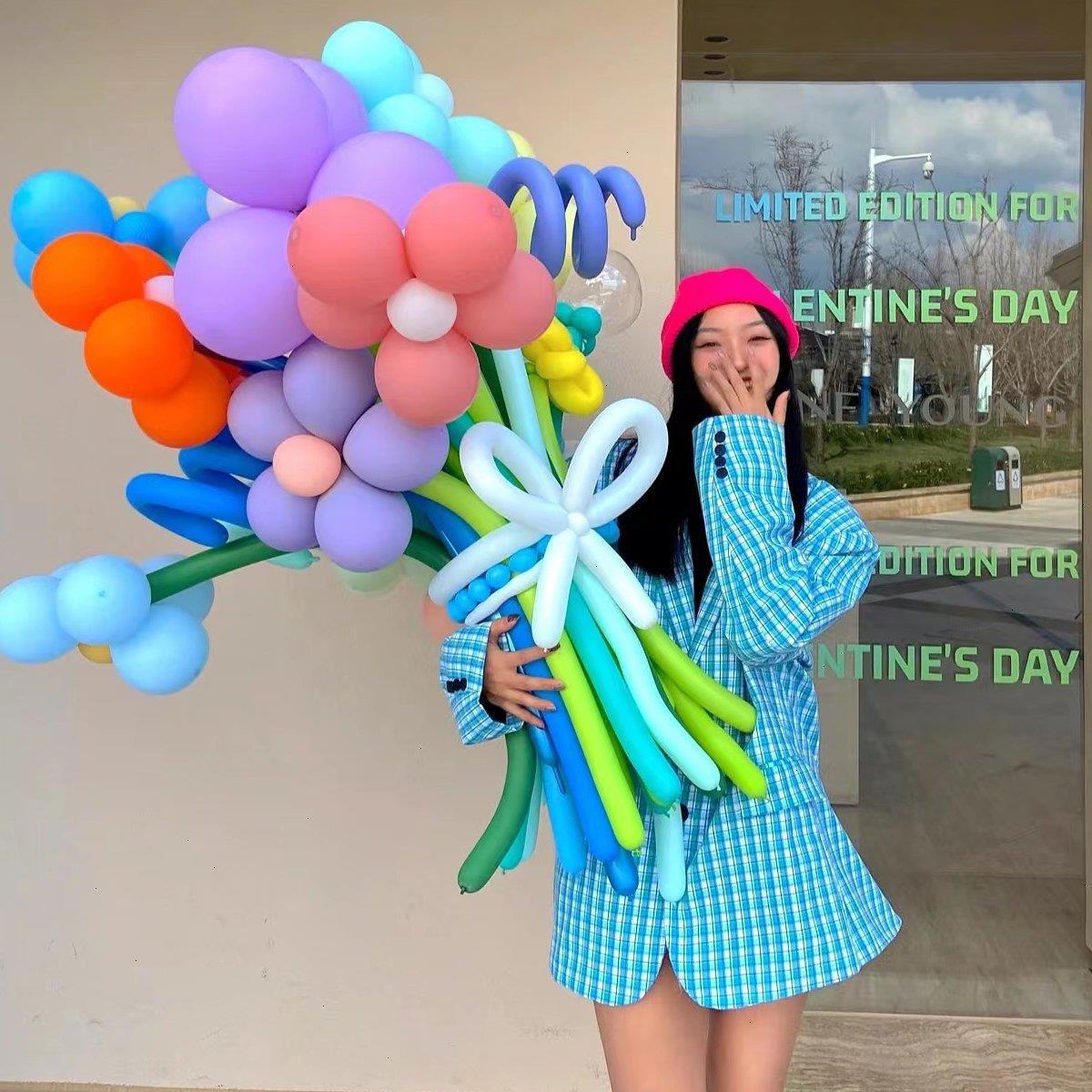 2026马年生日拍照道具长条气球花束diy材料开学花朵装饰场景布