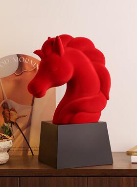 创意植绒红色马头摆件高级感办公室桌面装饰品小众艺术马年吉祥物
