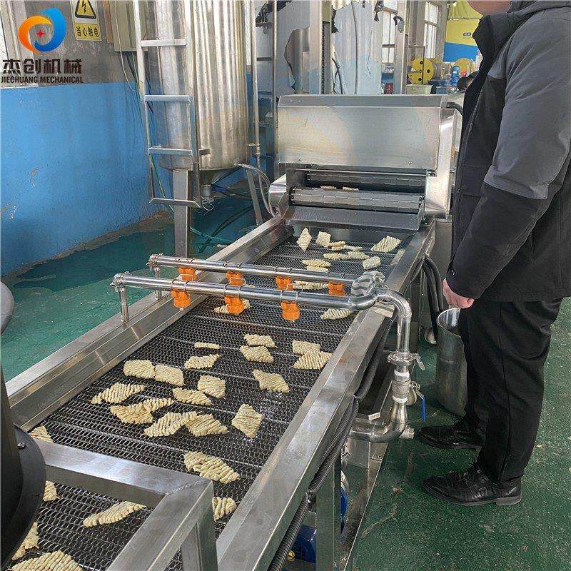 豆花干油炸加工设备 网带式豆腐串油炸机 全自动兰花串油炸生产线