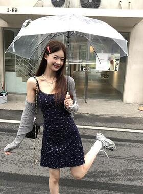 红人馆吊带洋装女夏季2025新款法式小个子气质收腰蓝色碎花裙子