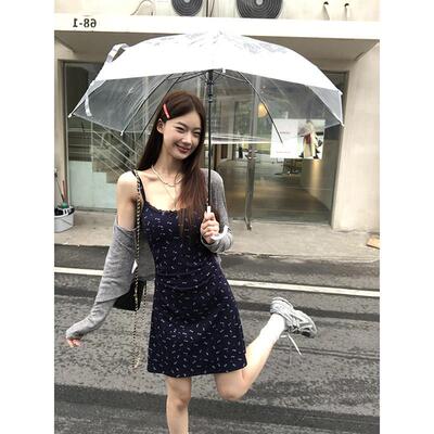 红人馆吊带洋装女夏季2025新款法式小个子气质收腰蓝色碎花裙子