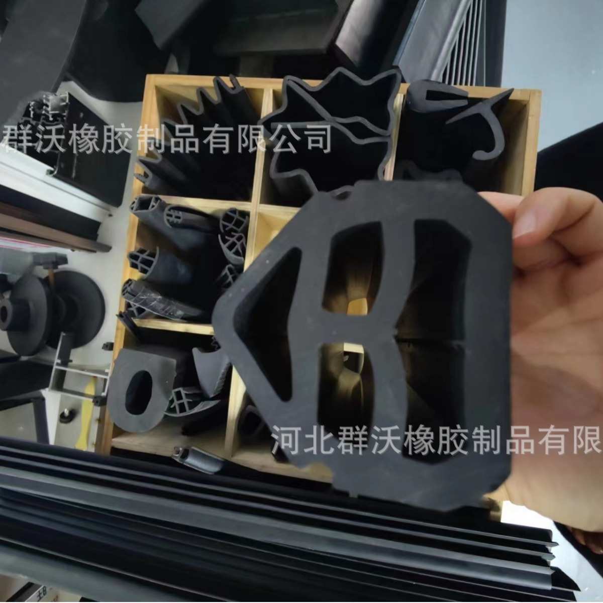 三元乙丙橡胶止水带 中埋外贴钢片式止水条 工程缝隙密封橡胶条