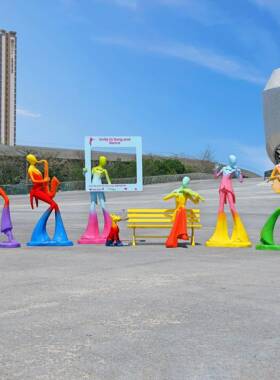 户外抽象音乐人物雕塑商业街广场艺术小品商场美陈玻璃钢装饰摆件