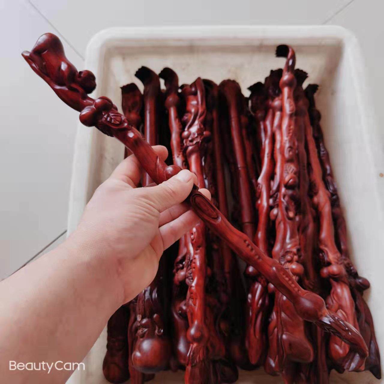 犀牛角紫檀木雕刻猴子寿桃痒痒挠木雕工艺品