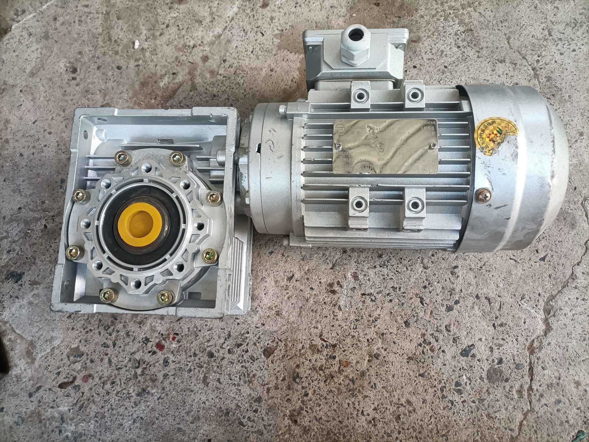 涡轮减速机，全新的（550w，50；1，.轴直径2.5cm，