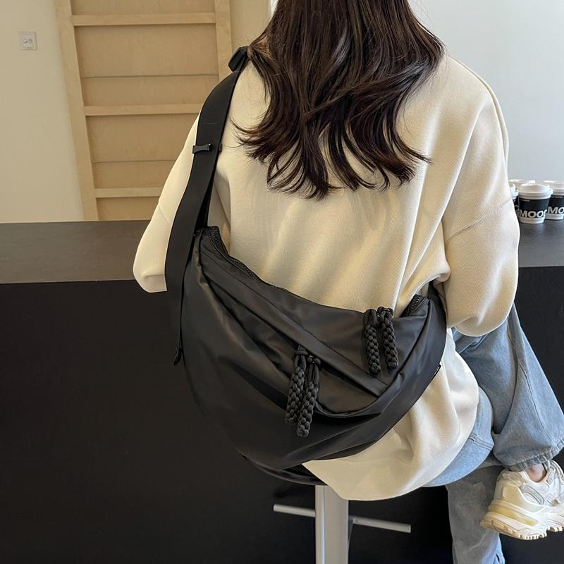 大容量斜挎包女2025新款运动登山饺子包男士轻便百搭通勤单肩背包