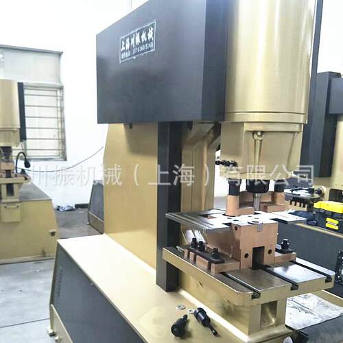 型钢液压联合冲剪机路桥设备厂使用冲孔机剪断冲孔折弯